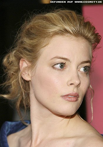 Gillian Jacobs mit locker hochgesteckten Haaren