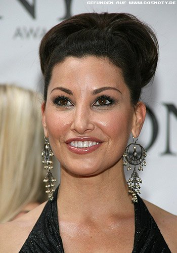 Gina Gershon: Elegante Hochsteckfrisur mit Haarschlaufen