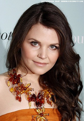 Ginnifer Goodwin mit Wellen zum Seitenscheitel