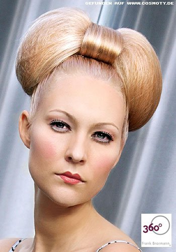 Glamour-Look mit Haarteil in Form einer Schleife