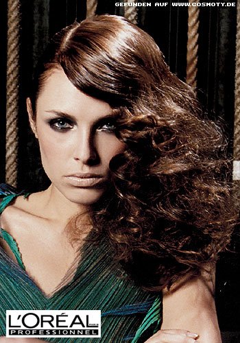 Glamourlook mit seitlich gelegten Locken