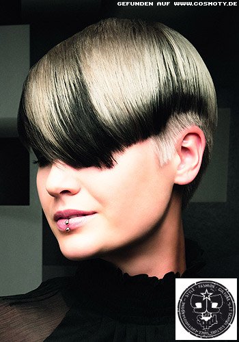 Glatt gestylter Undercut mit starken schwarz-blond Kontrasten