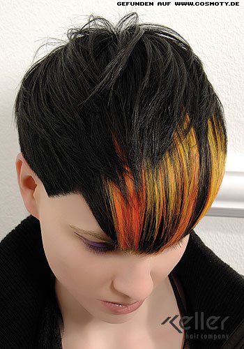 Grafischer Short-Cut mit farbigem Pony