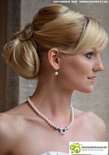 Großer Nacken-Chignon mit Perlenschmuck