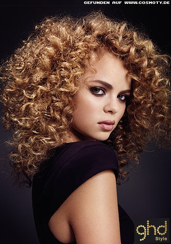 Frisuren Bilder Grosszugige Afro Locken In Gestuftem Haar Frisuren Haare