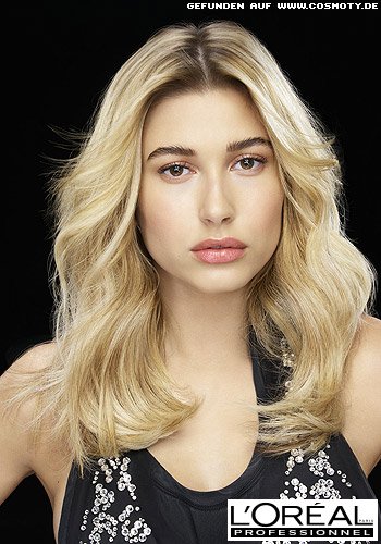 Hailey Baldwin mit definierten Glamourwellen in goldenem Blond