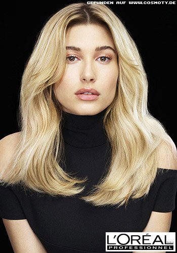 Hailey Baldwin mit leicht definierten Glamourwellen in goldenem Blond