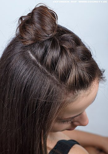 Half-Bun mit geflochtenem Haar auf dem Oberkopf