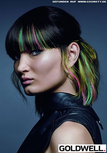 Half-Up-Do mit Strähnen in knalligen Neon-Farben