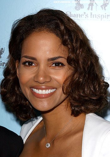 Halle Berry mit Minilocken in Schulterlänge