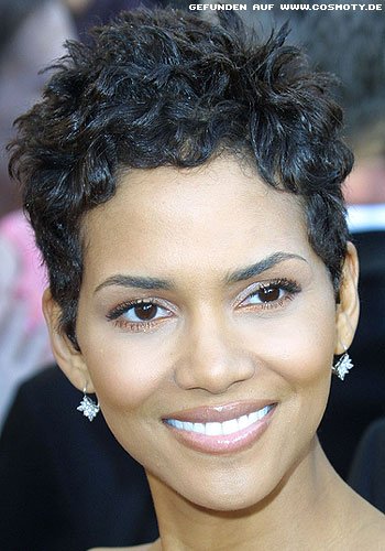 Halle Berry mit wild gelocktem Pixie