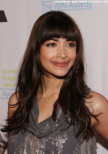 Hannah Simone: Leicht gewellte Strähnen zum vollen Pony