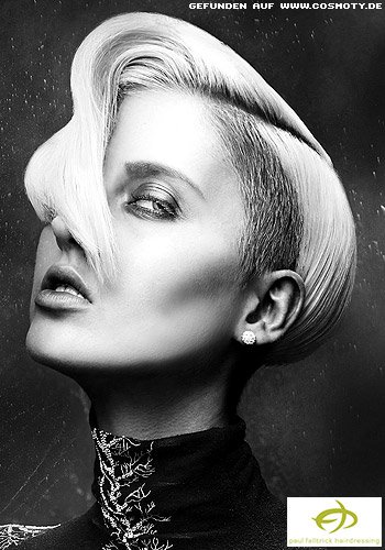 Hellblonder Undercut mit extravaganter, asymetrischer Ponytolle