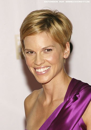 Hilary Swank mit seitlich gescheiteltem Short-Cut