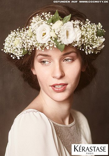 Hinten zusammengefasstes Haar mit Blumenkranz