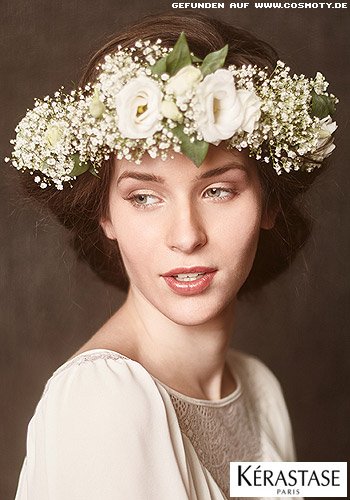 Hinten zusammengefasstes Haar mit Blumenkranz