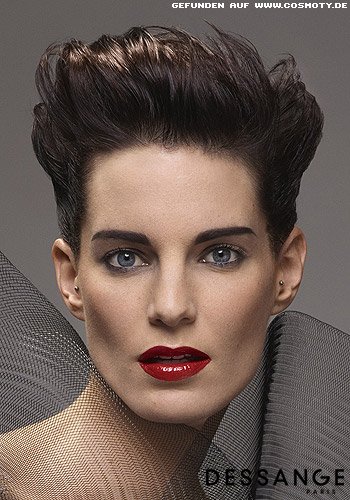 Hochgestyltes, kurzes Haar für einen eleganten Ausgeh-Look