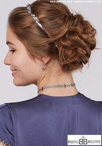 Hochsteckfrisur im Prinzessinnen-Look mit Diadem