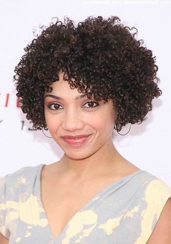 Jasika Nicole mit Locken-Bob im Afro-Look