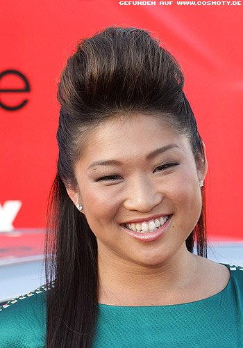 Jenna Ushkowitz mit toupierter Tolle zu offenen Nackenhaaren