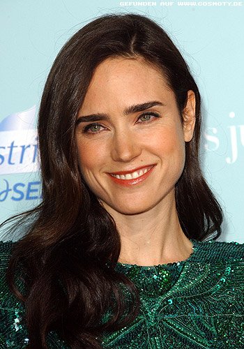 Jennifer Connelly: Wellen fallen schön über eine Schulter