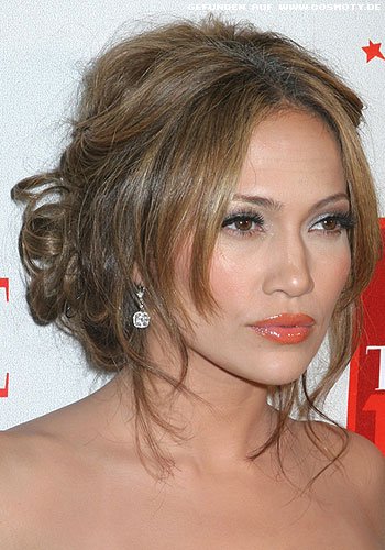 Jennifer Lopez mit locker gestecktem Knoten