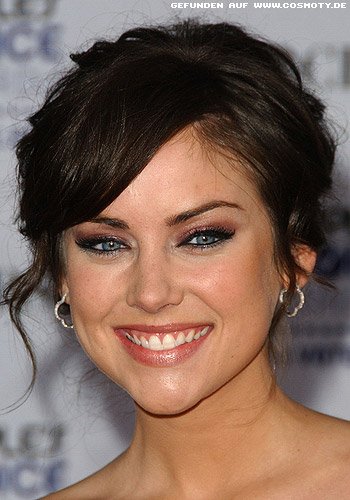 Jessica Stroup mit hochgesteckten Locken