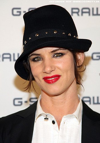 Juliette Lewis versteckt Bad Hair Day unterm Hut