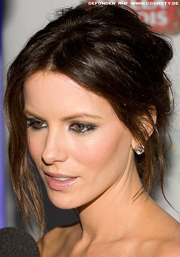 Kate Beckinsale mit locker zurückgesteckten Haaren