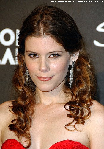 Kate Mara mit Haarspangen fest gesteckten Locken