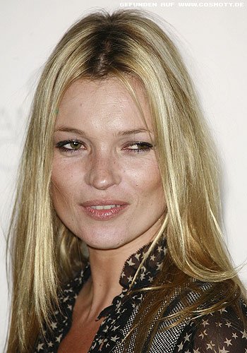 Kate Moss: Natürlicher Look mit dunklen Ansätzen