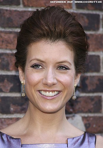 Kate Walsh mit hochgesteckter Volumen-Banane