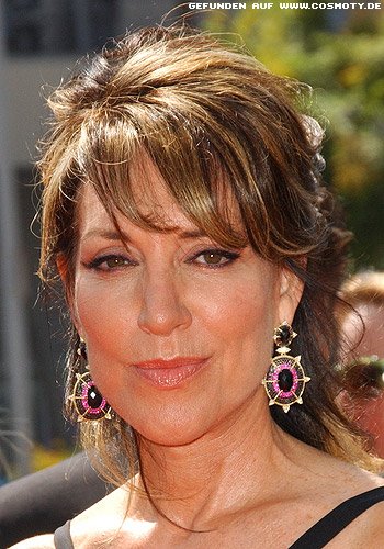 Katey Sagal hochgestecktes Haar zu losen Nackensträhnen