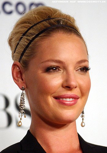 Katherine Heigl mit Volumen-Banane und Haarbändern