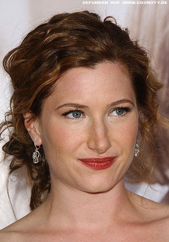 Kathryn Hahn bindet unregelmässige Locken zum Zopf