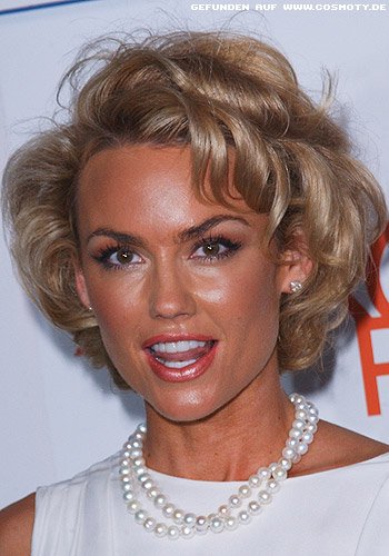 Kelly Carlson mit Locken-Bob und viel Volumen