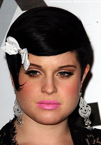 Kelly Osbourne trägt den Pixie im Retro-Look gestylt