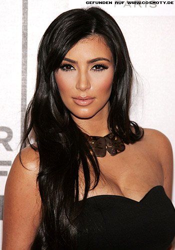 Kim Kardashian: Langes Haar mit leichten Stufen