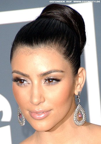 Kim Kardashian mit hohem, straffem Ballerina-Dutt