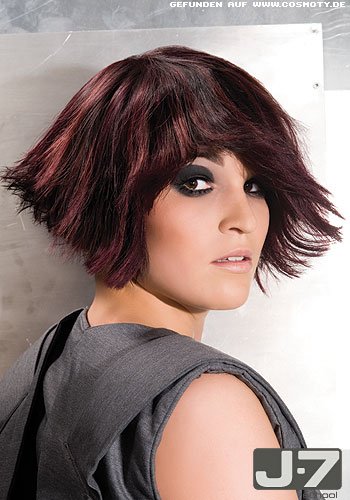 Konkav geschnittener Bob mit wildem Styling und asymmetrischem Pony