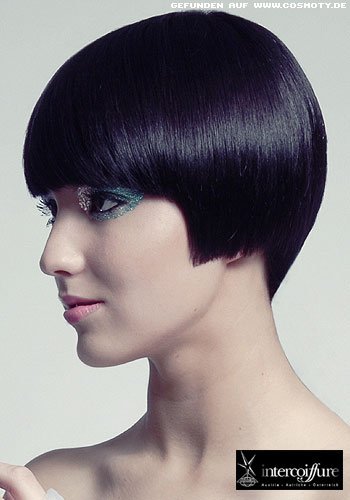 Kurzer Bob mit vollem Pony im Sleek-Look