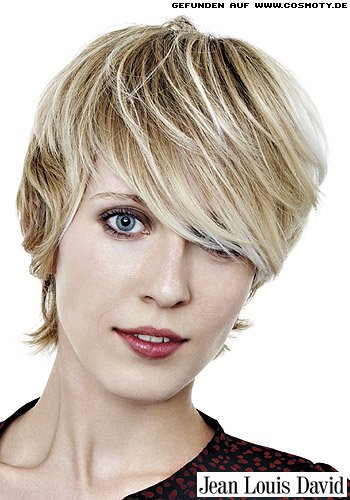 Kurzer Stufenschnitt mit hellen Strähnen