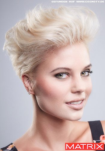 Kurzes Haar im rockigen Iro-Look