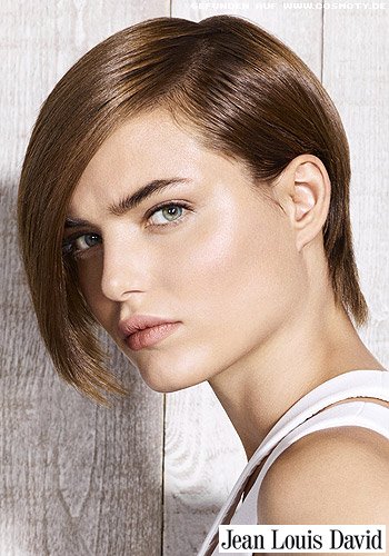 Kurzes Haar mit überlangem Pony im Sleek-Look