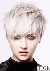 Frisuren Bilder: Frecher Pixie mit Zick-Zack-Pony - Frisuren, Haare