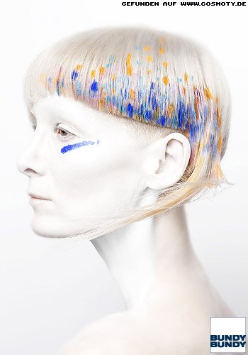 Kurzhaarschnitt mit extravagantem Schnitt und frecher Coloration