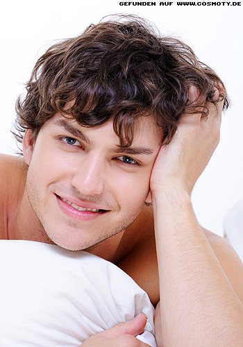 Längere Locken mit helleren Strähnen