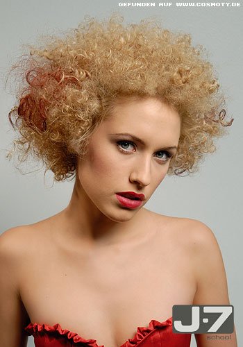 Lässiger Lockenkopf im Afro-Look