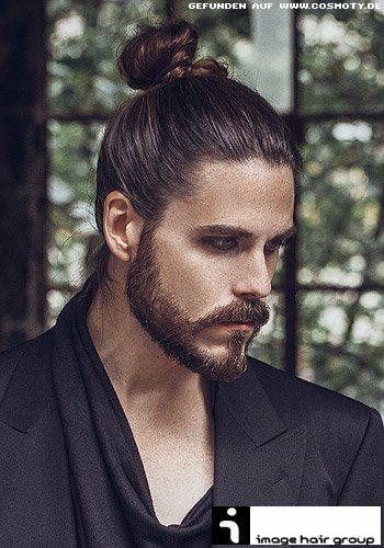 Lässiger Man-Bun zum gepflegten Vollbart