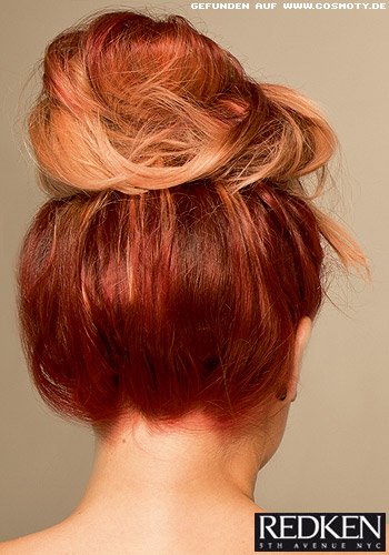 Lässiger Messy Bun in Rot